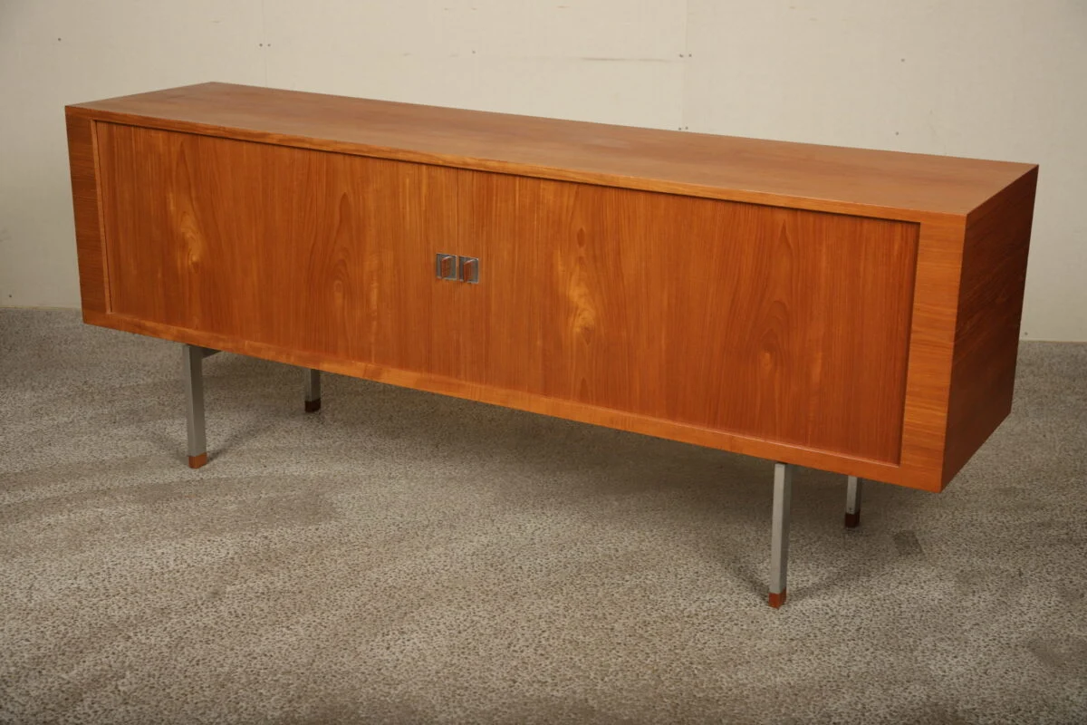 Wegner RY-25 Skænk i teaktræ med jalousilåger, af Wegner model RY-25