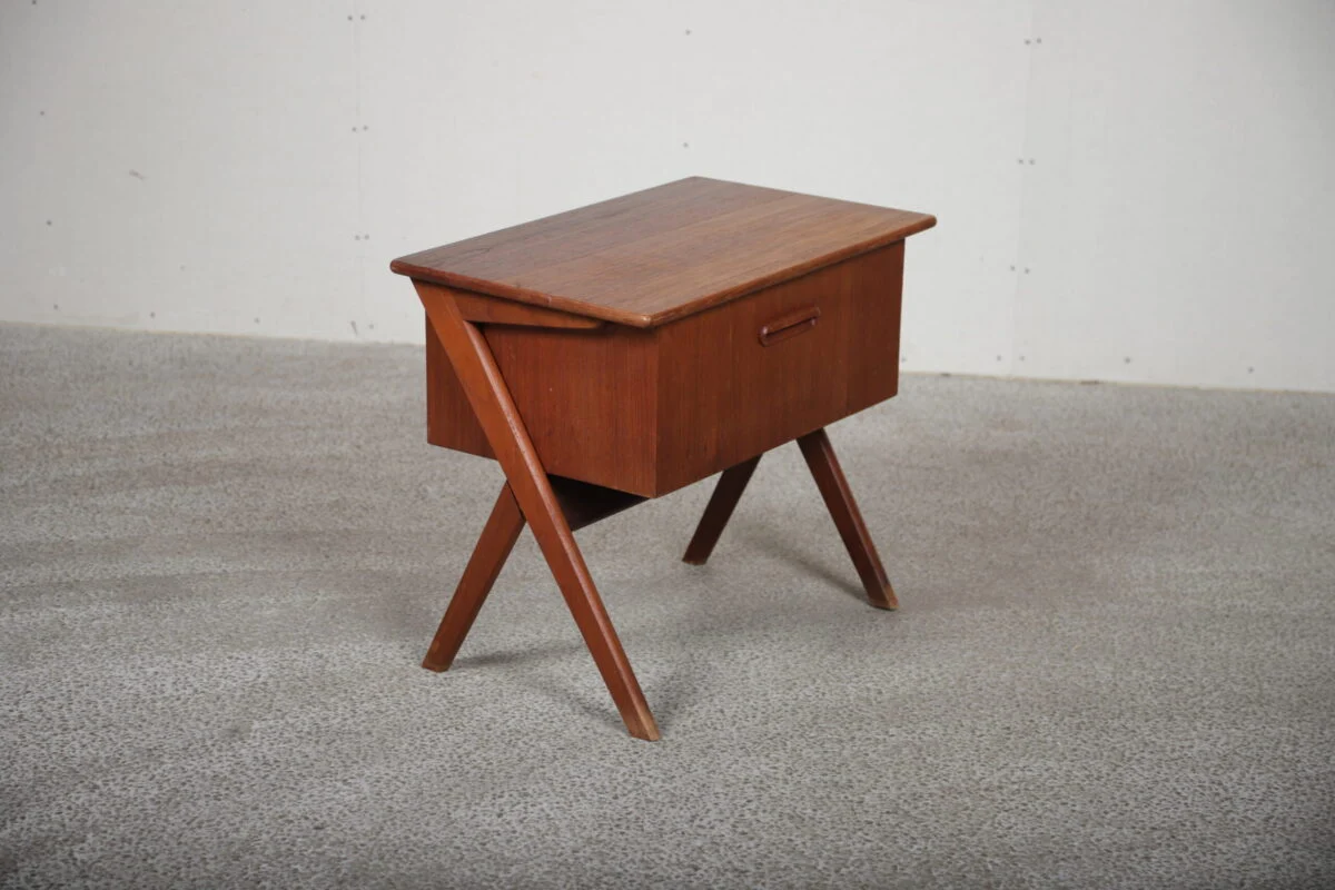 Sybord, teak, på skrå ben
