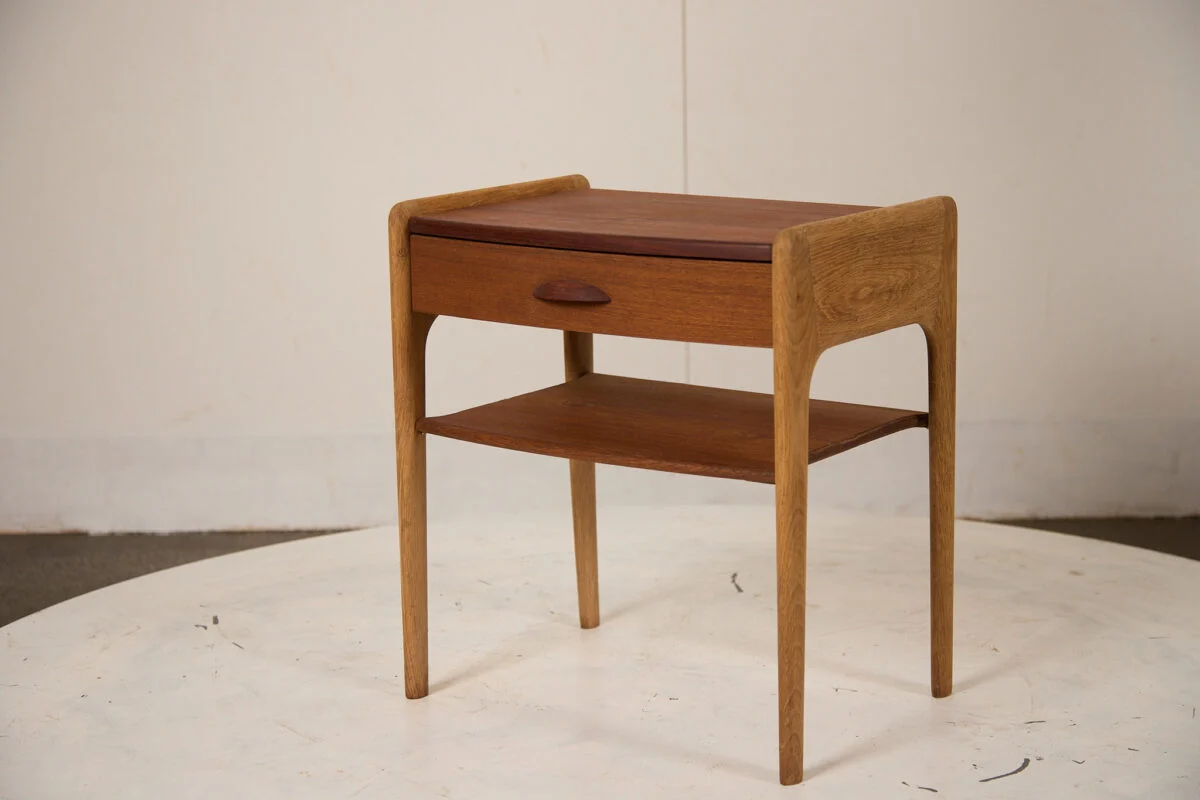 Entrekommode med skuffe og hylde, i teak og stel af egetræ