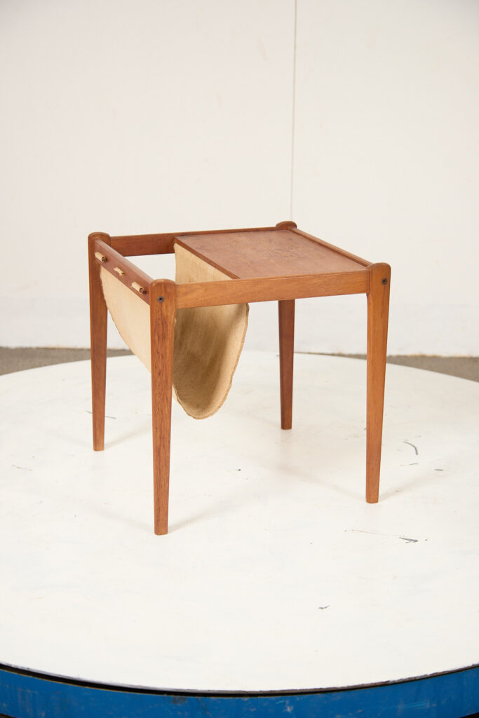 Sidebord med magasinholder, teak, Brdr. Furbo