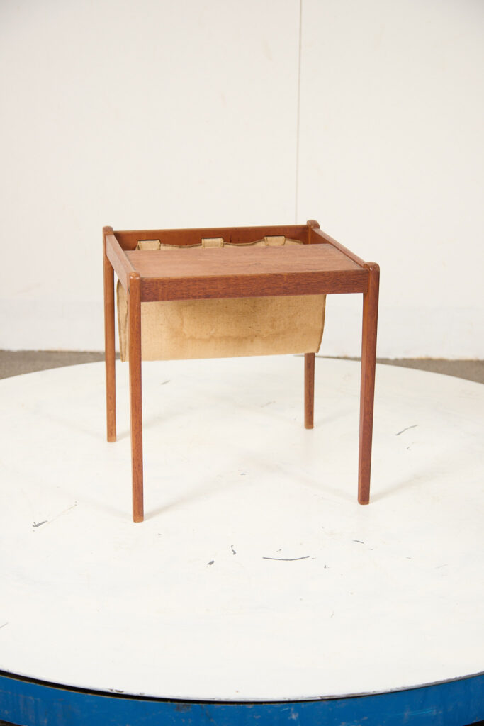 Sidebord med magasinholder, teak, Brdr. Furbo
