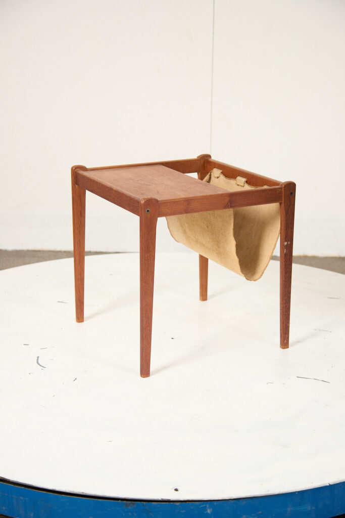 Sidebord med magasinholder, teak, Brdr. Furbo