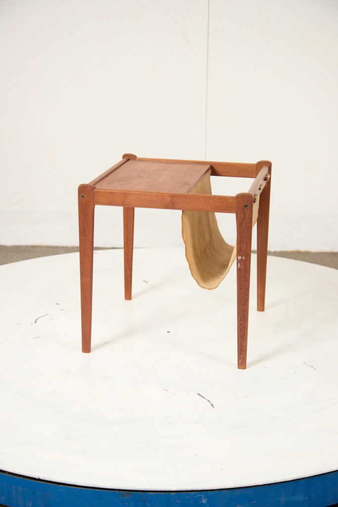 Sidebord med magasinholder, teak, Brdr. Furbo