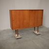 Stor skænk med store skydelåger, hylder og skuffer, teak