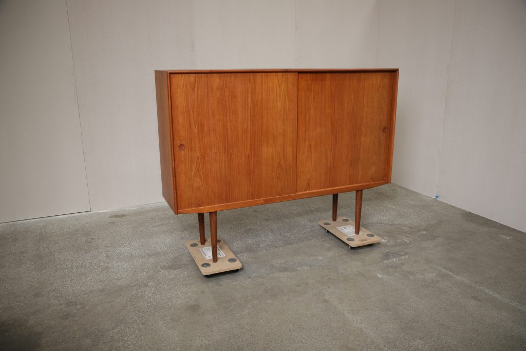 Stor skænk med store skydelåger, hylder og skuffer, teak