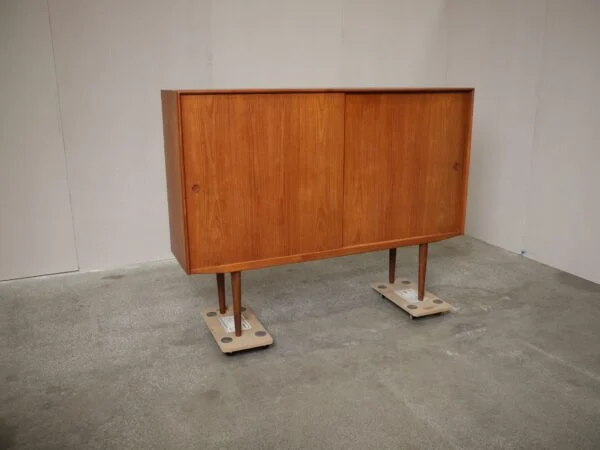 Stor skænk med store skydelåger, hylder og skuffer, teak — billede 2