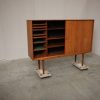 Stor skænk med store skydelåger, hylder og skuffer, teak
