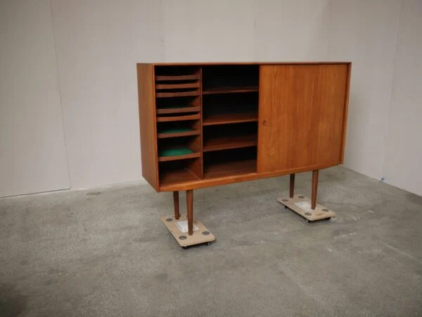 Stor skænk med store skydelåger, hylder og skuffer, teak — billede 3