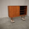 Stor skænk med store skydelåger, hylder og skuffer, teak