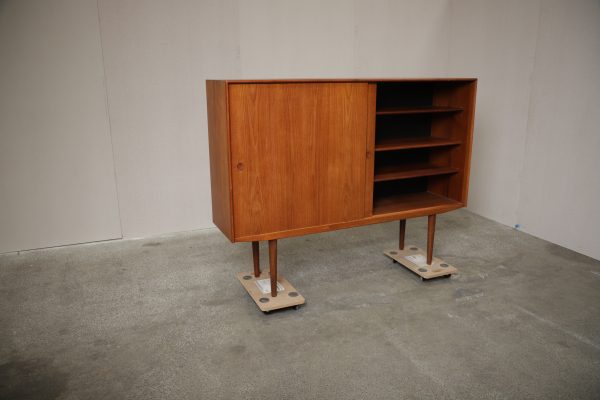 Stor skænk med store skydelåger, hylder og skuffer, teak