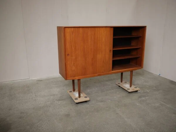 Stor skænk med store skydelåger, hylder og skuffer, teak — billede 4