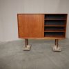 Stor skænk med store skydelåger, hylder og skuffer, teak