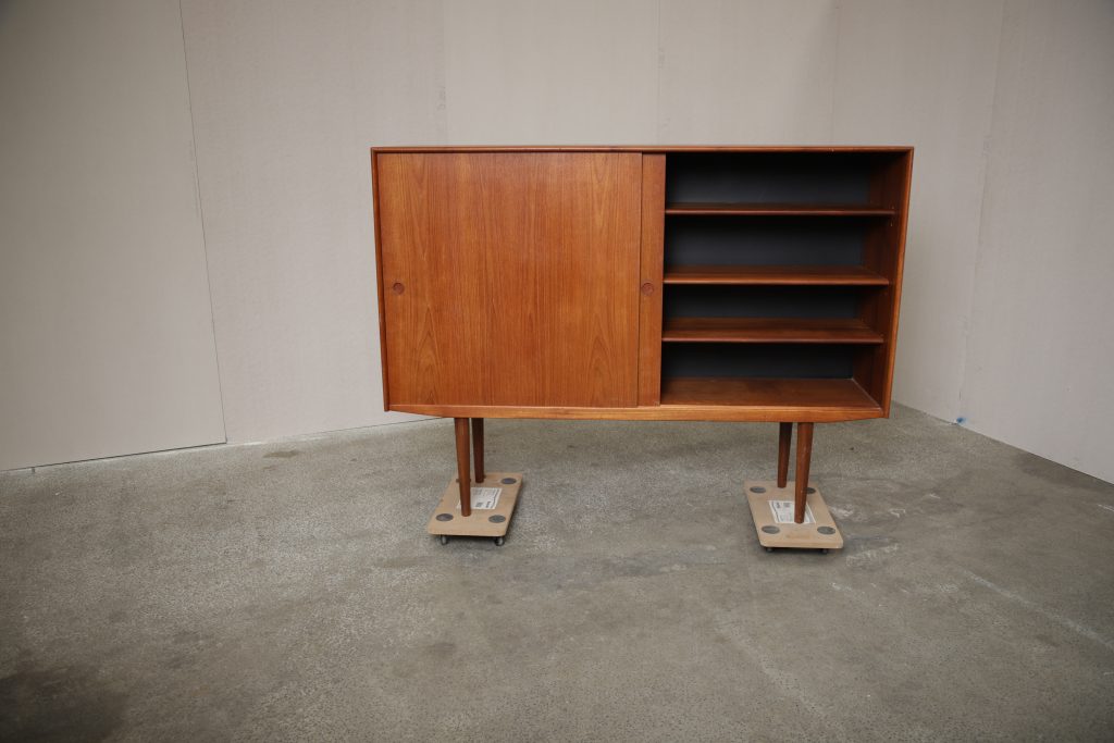 Stor skænk med store skydelåger, hylder og skuffer, teak