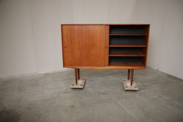 Stor skænk med store skydelåger, hylder og skuffer, teak