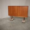 Stor skænk med store skydelåger, hylder og skuffer, teak