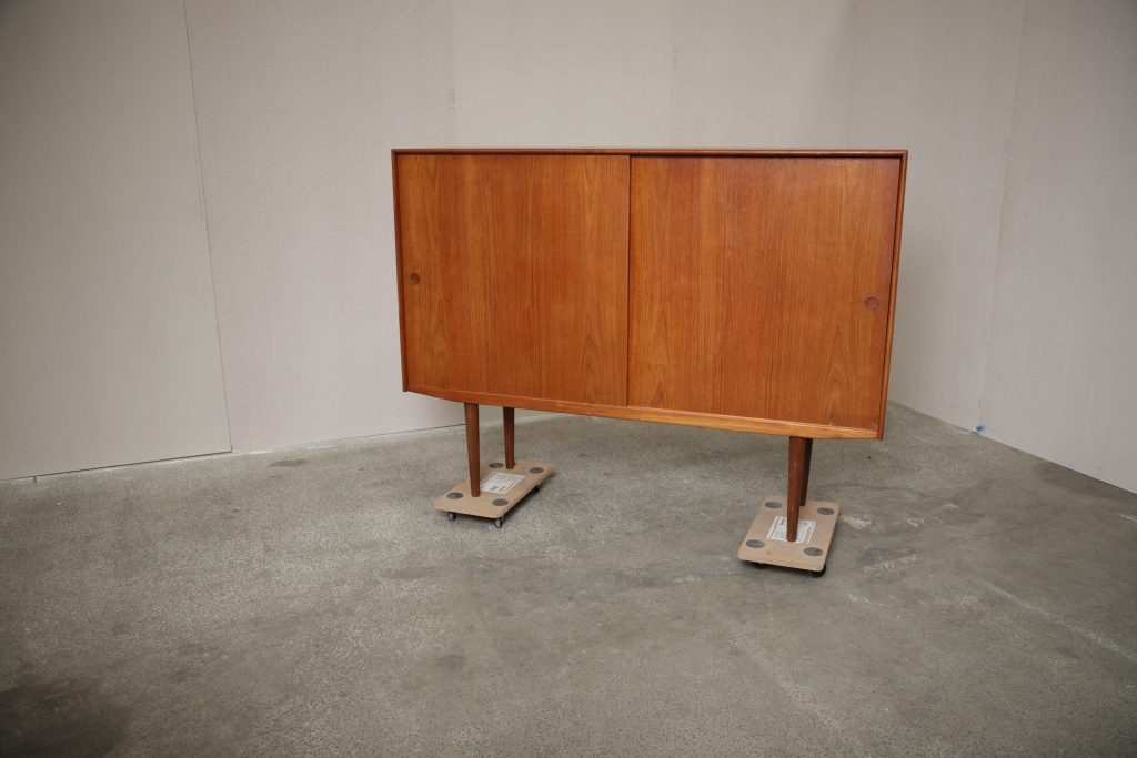 Stor skænk med store skydelåger, hylder og skuffer, teak