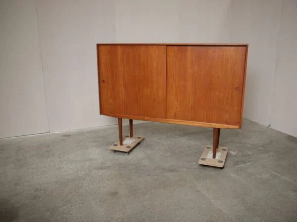 Stor skænk med store skydelåger, hylder og skuffer, teak — billede 6