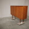 Stor skænk med store skydelåger, hylder og skuffer, teak