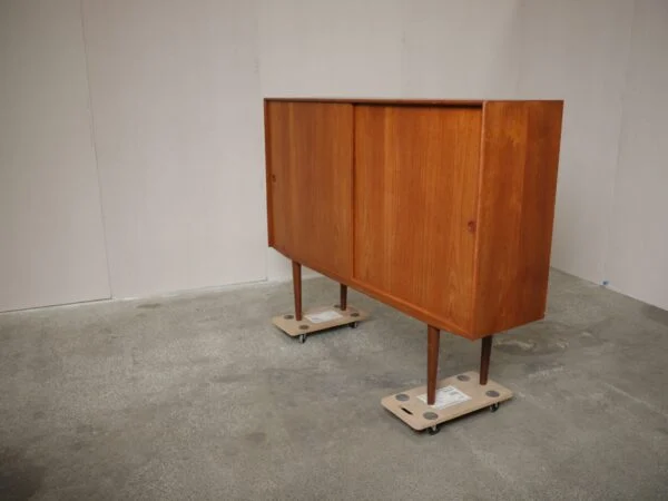 Stor skænk med store skydelåger, hylder og skuffer, teak — billede 7