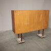 Stor skænk med store skydelåger, hylder og skuffer, teak