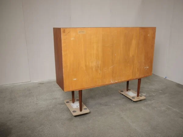Stor skænk med store skydelåger, hylder og skuffer, teak — billede 9