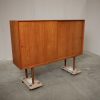 Stor skænk med store skydelåger, hylder og skuffer, teak