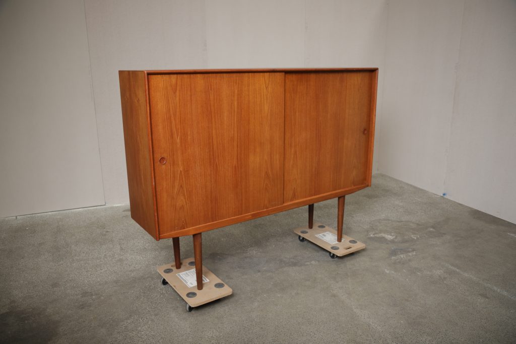 Stor skænk med store skydelåger, hylder og skuffer, teak