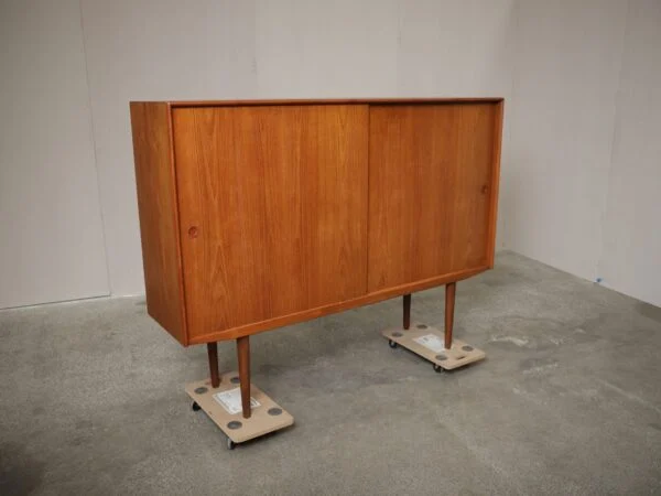 Stor skænk med store skydelåger, hylder og skuffer, teak — billede 11