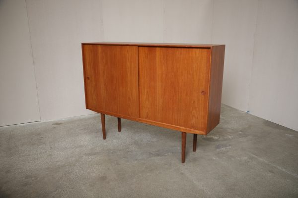 Stor skænk med store skydelåger, hylder og skuffer, teak