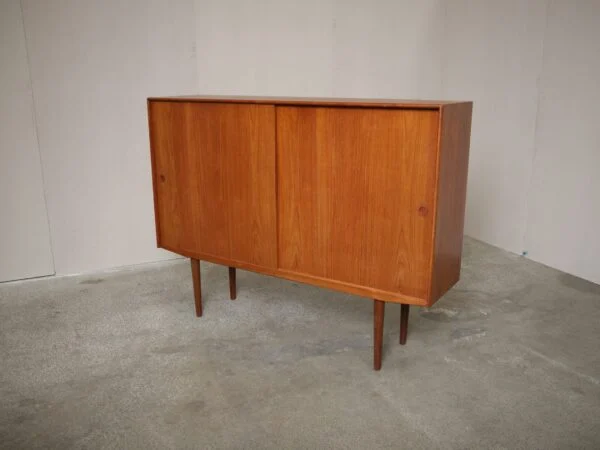 Stor skænk med store skydelåger, hylder og skuffer, teak