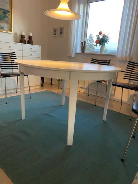 Rundt spisebord med tillægsplader, hvidmalet