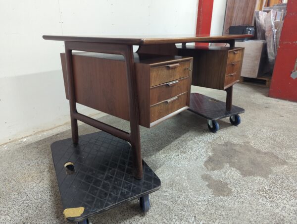 Gunni Omann. Fritstående skrivebord af palisander, model 75