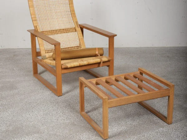 Børge Mogensen slædestol med sjeneflet og skammel, model 2256, egetræ, Fredericia Furniture