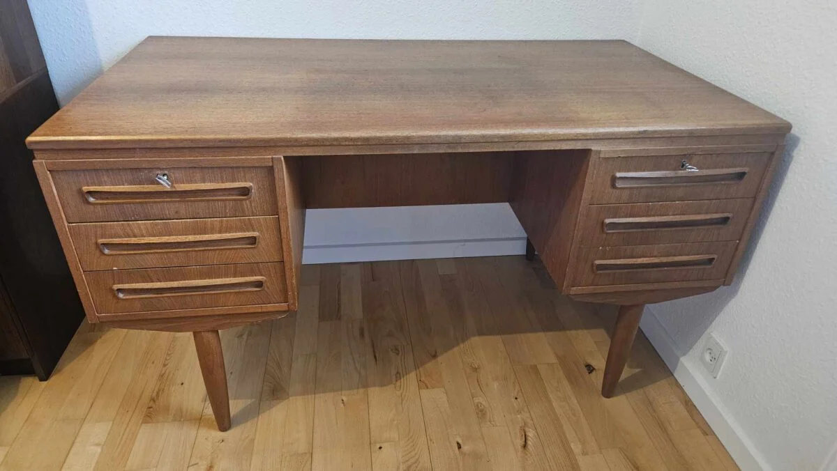 AP møbler Svenstrup Skrivebord, tre skuffer, teak, AP møbler Svenstrup