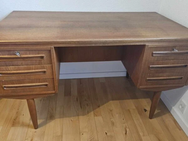 Skrivebord, tre skuffer, teak, AP møbler Svenstrup