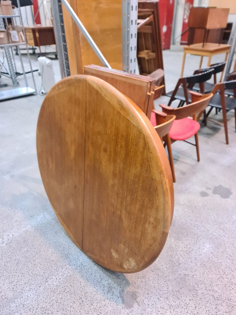 Rundt spisebord i teak med tre tillægsplader