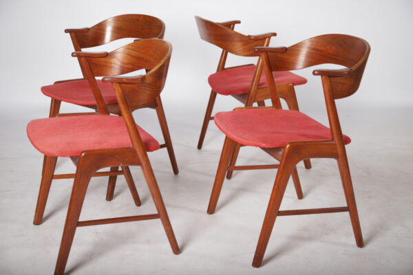 Fire rødpolstrede spisestole i teak, Kai Kristiansen Model 32