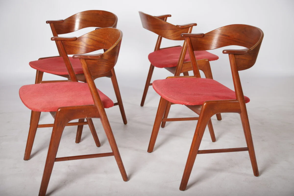 Kai Kristiansen, model 32 Fire rødpolstrede spisestole i teak, Kai Kristiansen Model 32