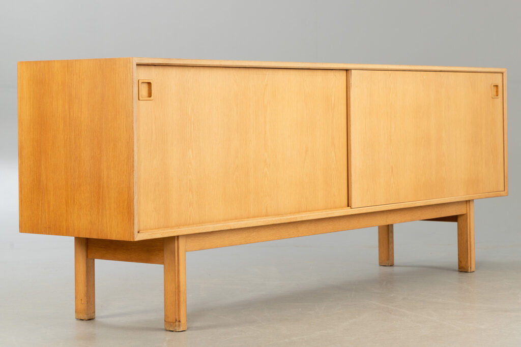 Lav skænk, egetræ, Omann Jr model 21