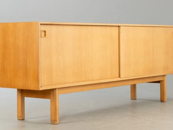 Lav skænk, egetræ, Omann Jr model 21