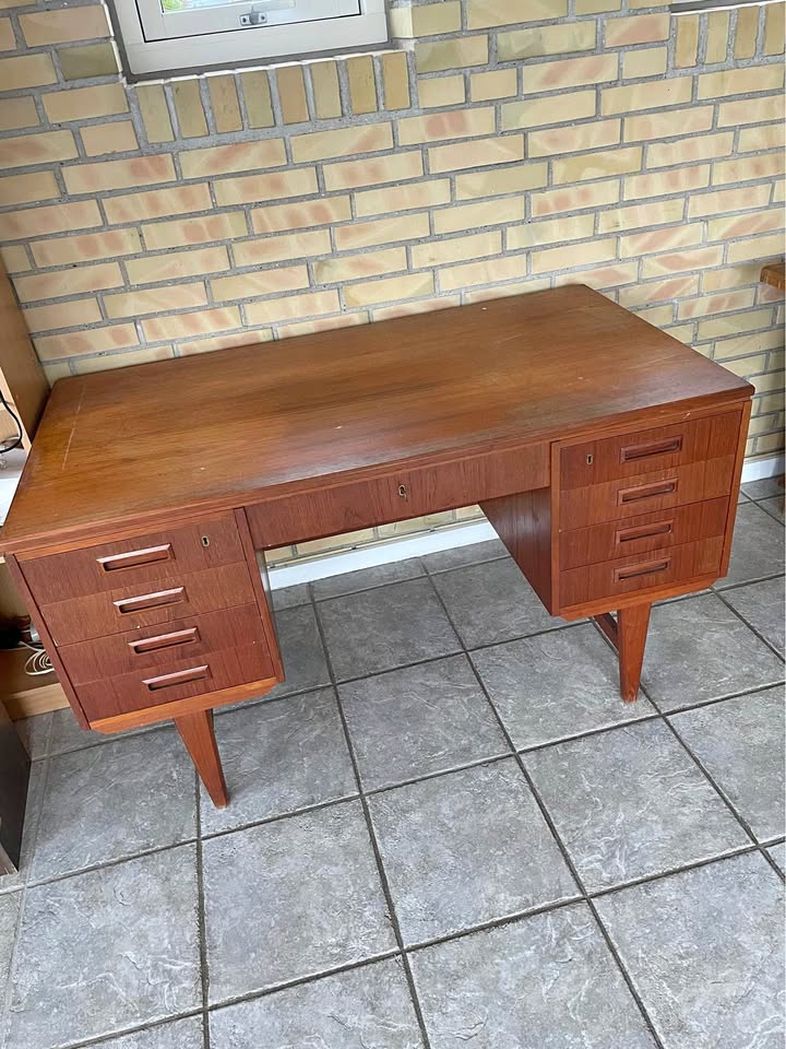 AP møbler Svenstrup Skrivebord, fire skuffer, teak, AP møbler Svenstrup