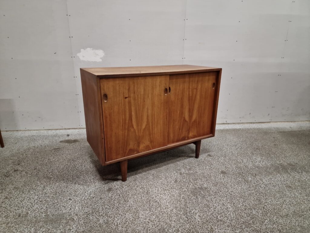 Smal skænk med skydelåger, teak