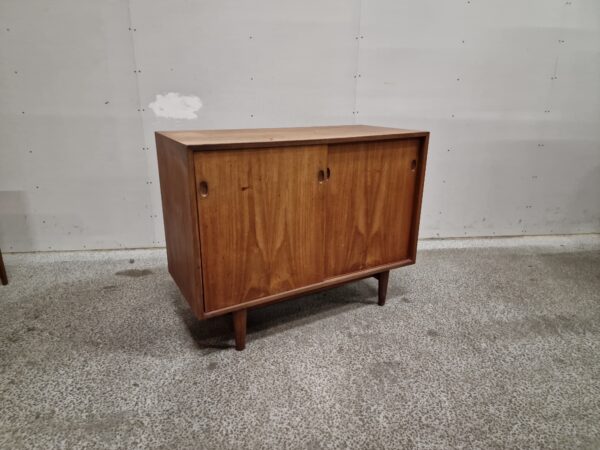 Smal skænk med skydelåger, teak