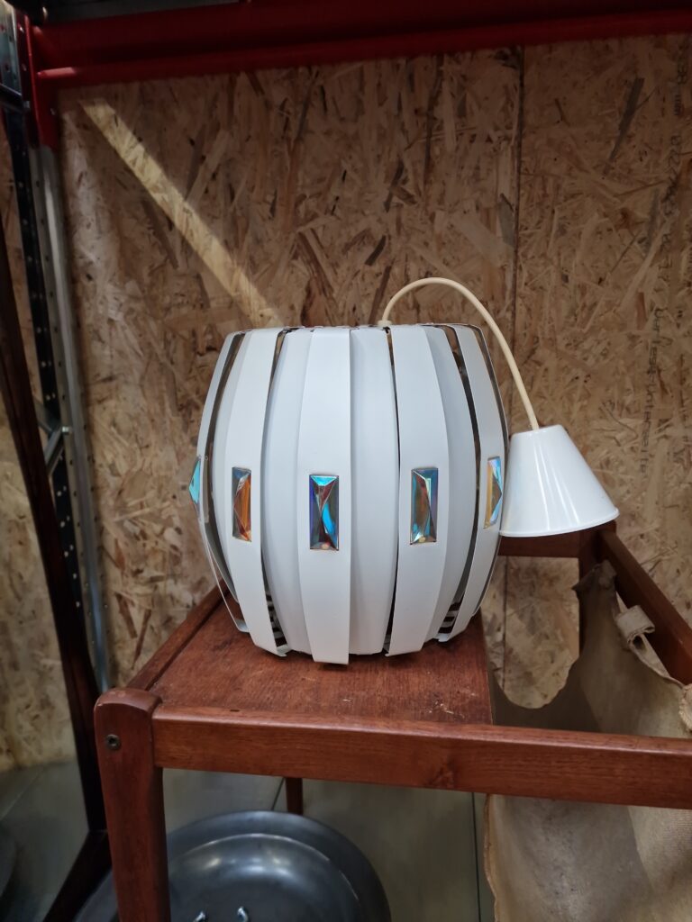 Pendel, hvid metal prisme lampe af Werner Schou for Coronell Elektro