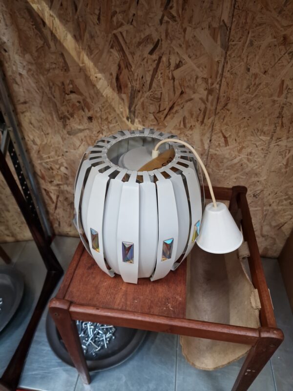 Pendel, hvid metal prisme lampe af Werner Schou for Coronell Elektro