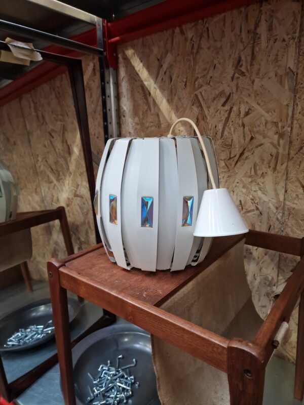 Pendel, hvid metal prisme lampe af Werner Schou for Coronell Elektro