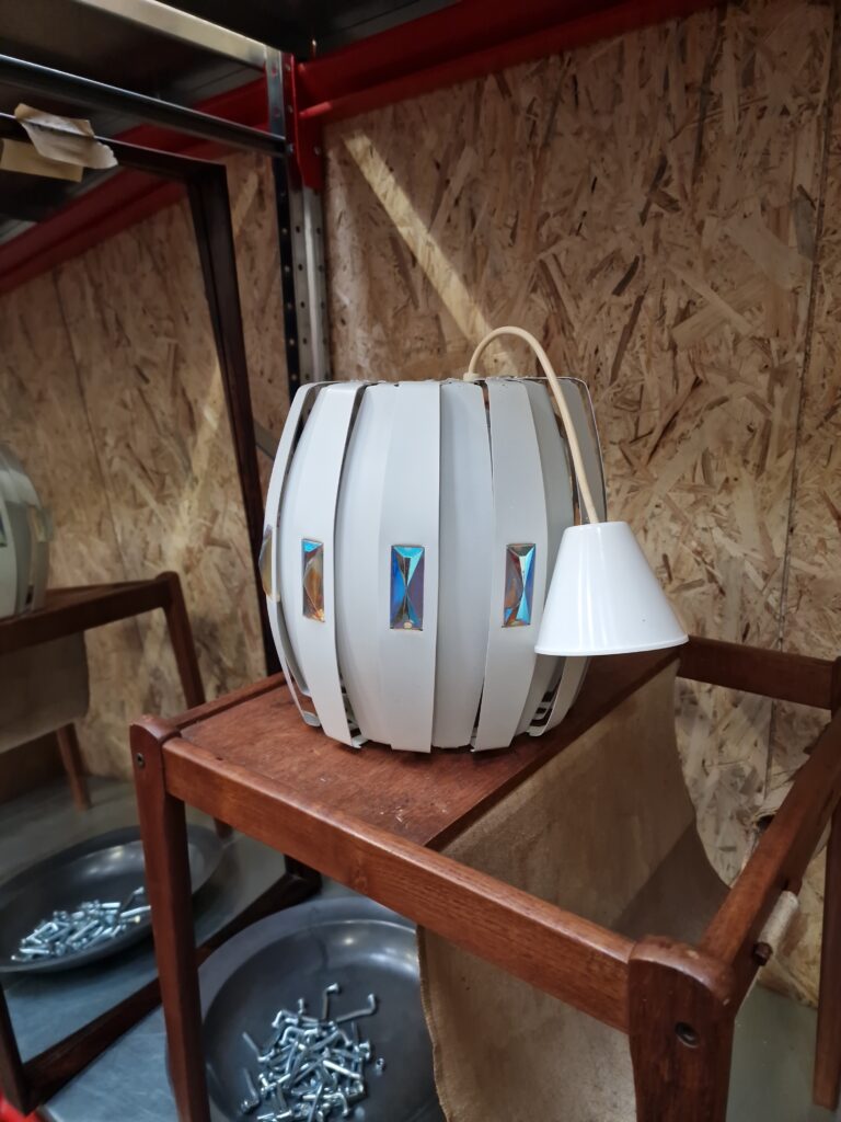Pendel, hvid metal prisme lampe af Werner Schou for Coronell Elektro