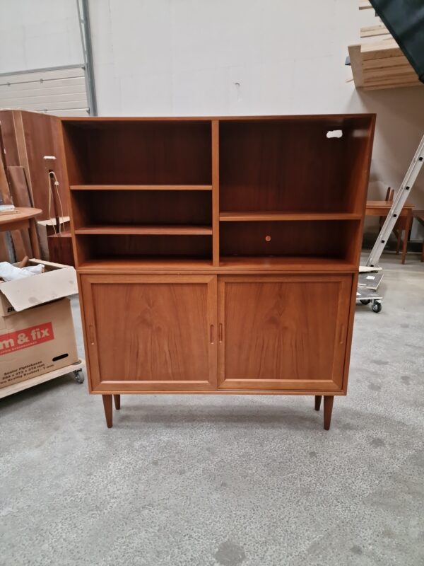 Skænk med skydedøre og reol, teak