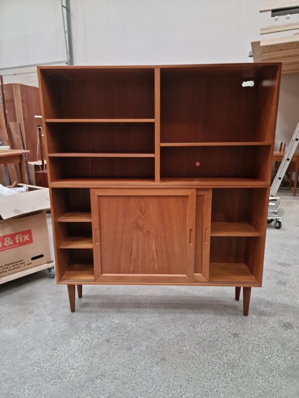 Skænk med skydedøre og reol, teak
