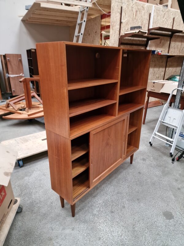 Skænk med skydedøre og reol, teak
